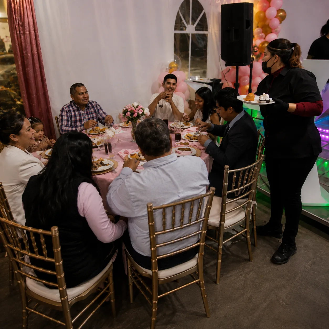 Mesero profesional atendiendo evento en CDMX - foto 5