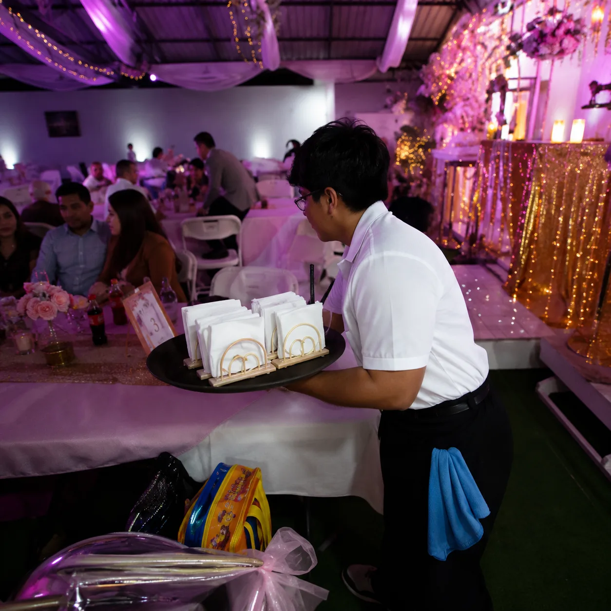 Mesero profesional atendiendo evento en CDMX - foto 7