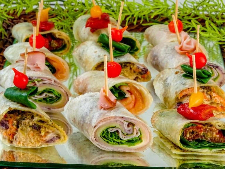Wraps de jamón y queso, presentados en bocados individuales