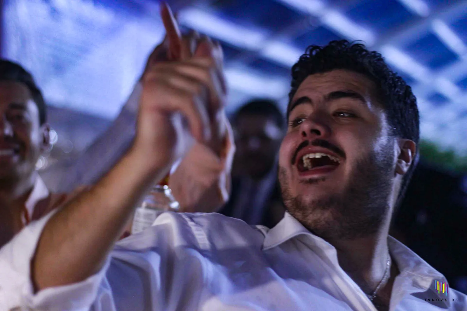 Invitado disfrutando el ambiente musical de una fiesta
