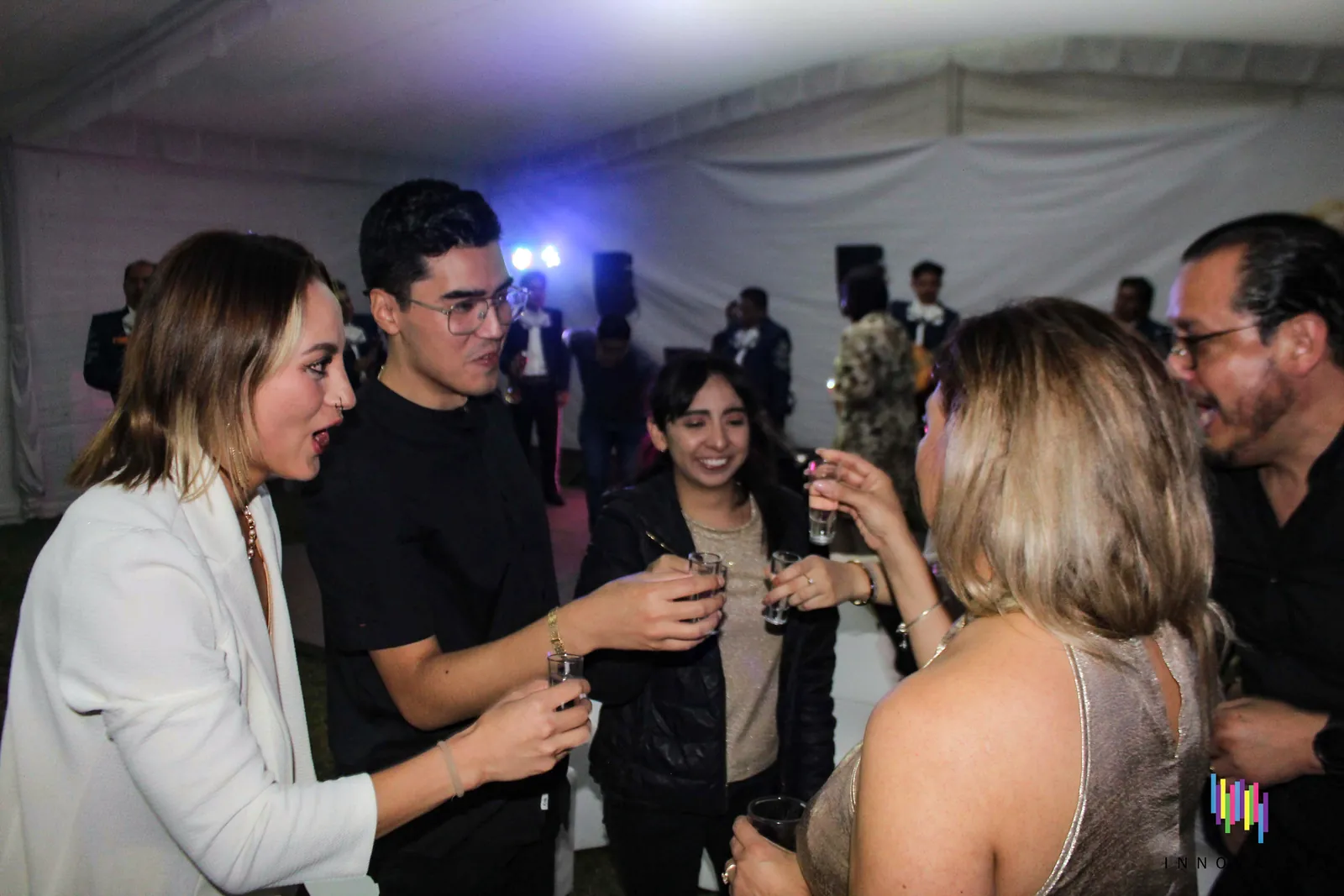 Grupo de invitados compartiendo un brindis en un evento social