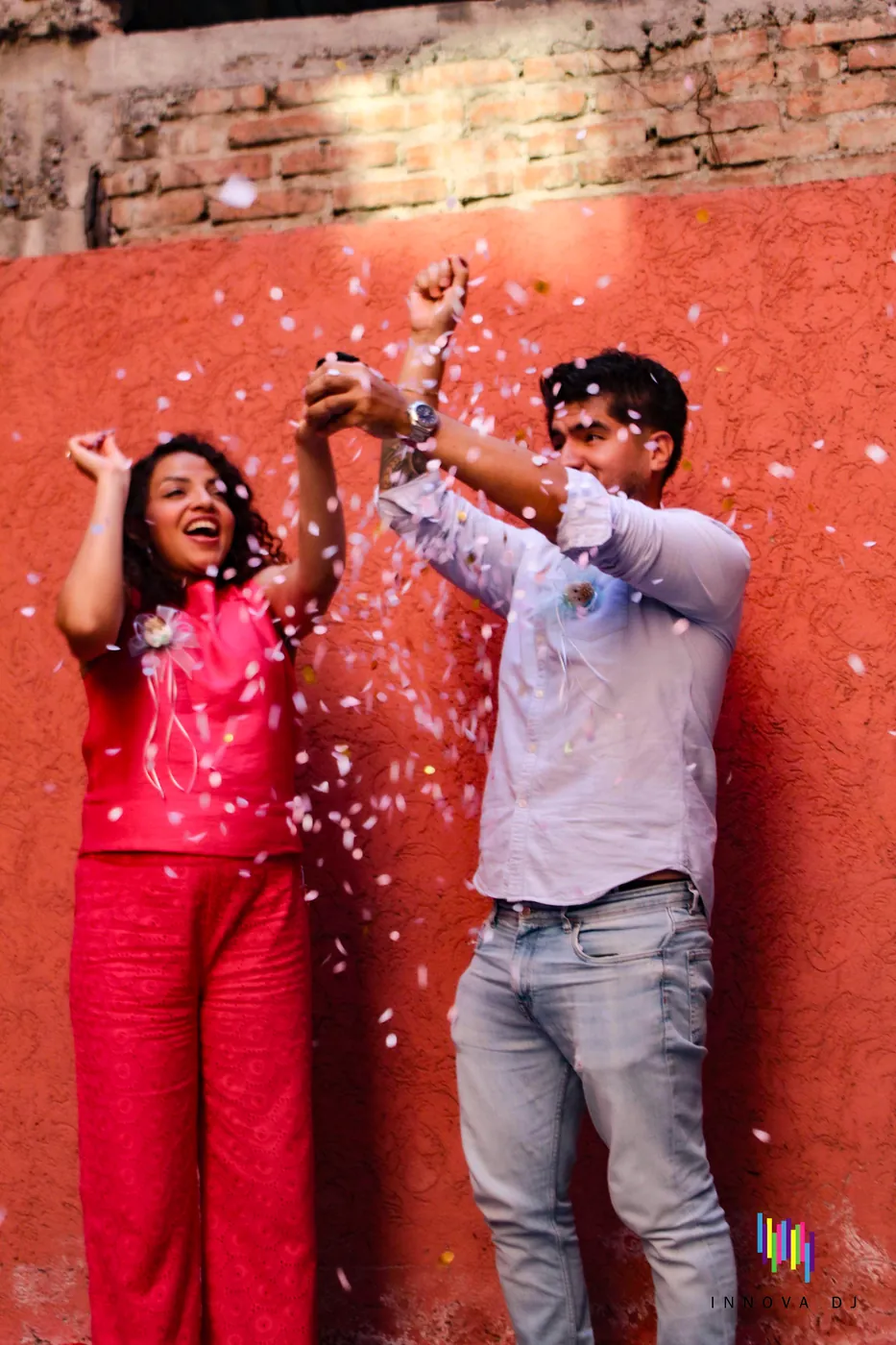 Pareja celebrando con confeti en una reunión al aire libre