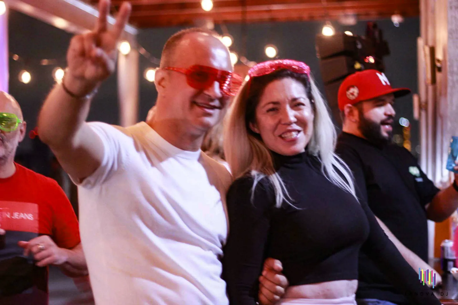 Invitados celebrando con accesorios de fiesta