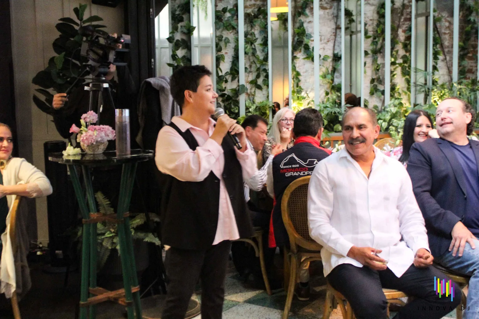 Participante hablando al micrófono frente a los invitados