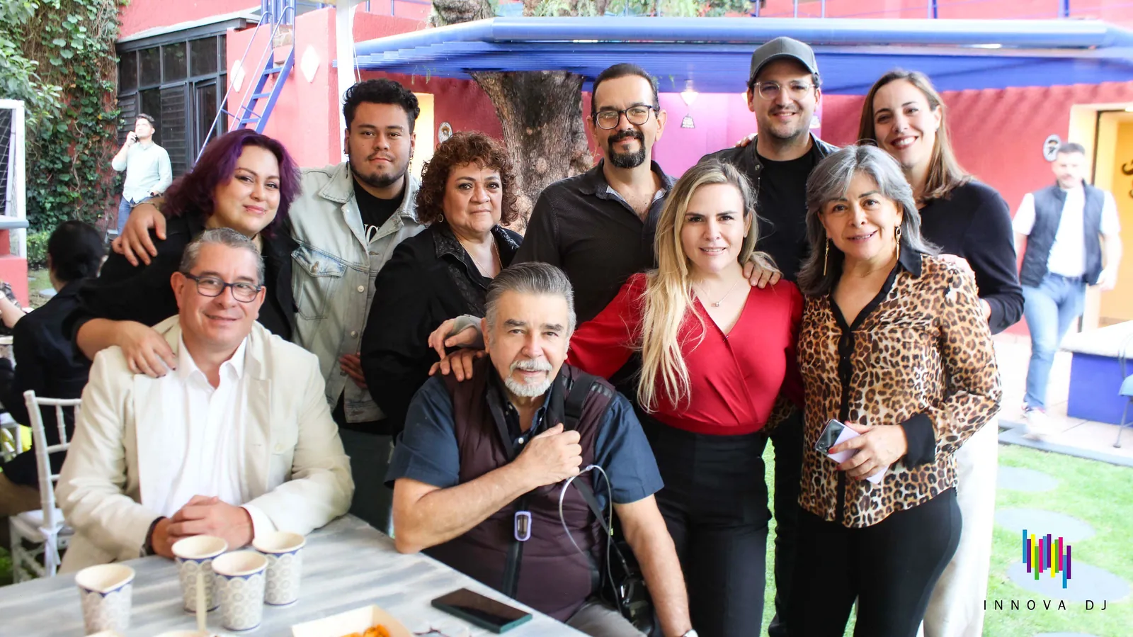 Grupo de invitados reunidos durante una celebración al aire libre
