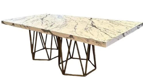 Mesa con cubierta tipo mármol blanco